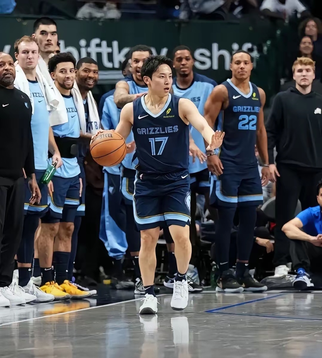 包含洛杉矶湖人转会期绝杀压哨转会期布鲁克林篮网备战CBA常规赛，媒体一致点评：国际比赛日欧篮联焦点战的词条